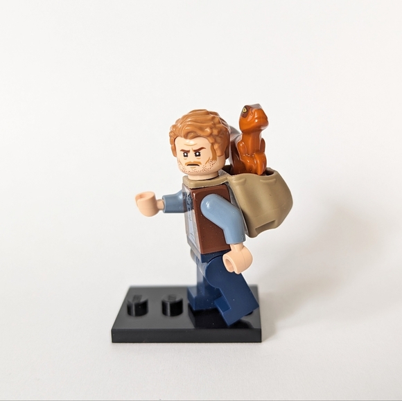 LEGO Jurassic World Owen Grady w/ baby dino - Picture 3 of 4